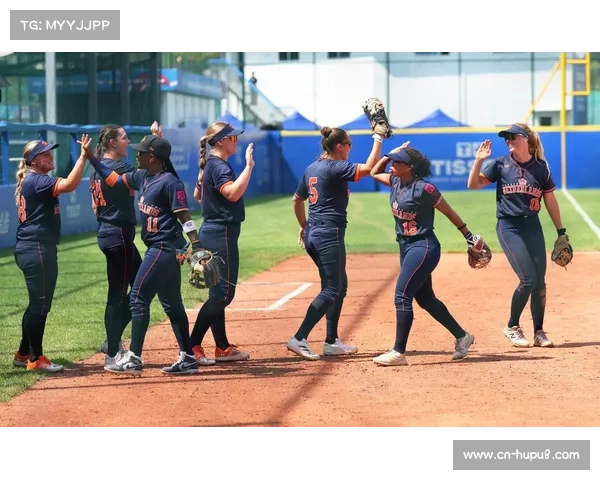 世运会垒球赛现场闷热雷雨交替，气象团队实时更新5分钟预报